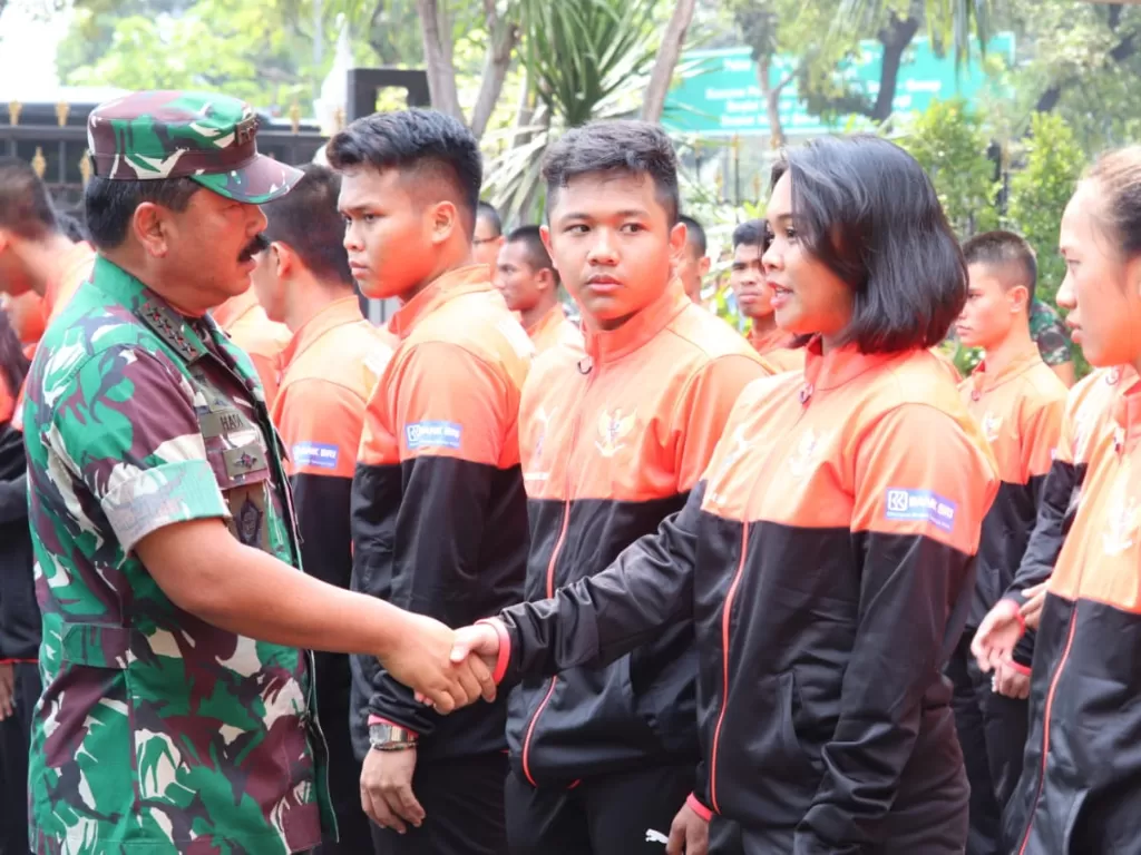 Panglima TNI menyalami para atlet. (Puspen TNI)
