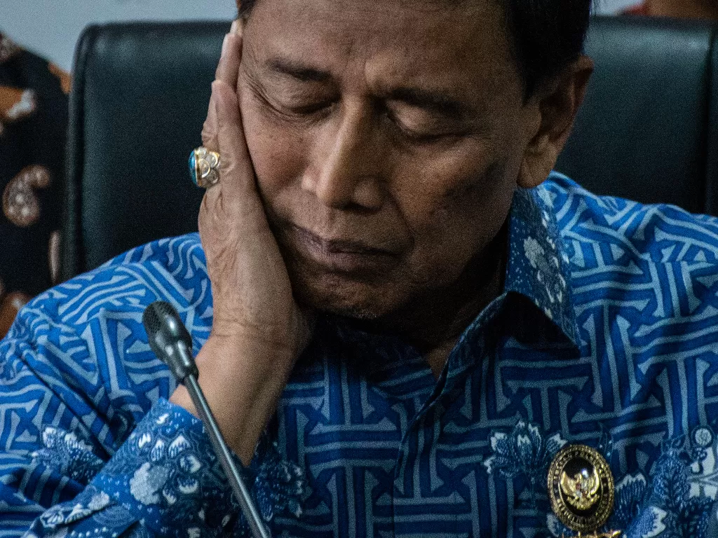 Menkopolhukam, Wiranto, setelah memberikan keterangan pers terkait klarifikasi pernyataan tentang gempa Maluku, di Media Center Kantor Kemenkopolhukam, Jakarta, Jumat (4/10). (Antara/Aprillio Akbar).