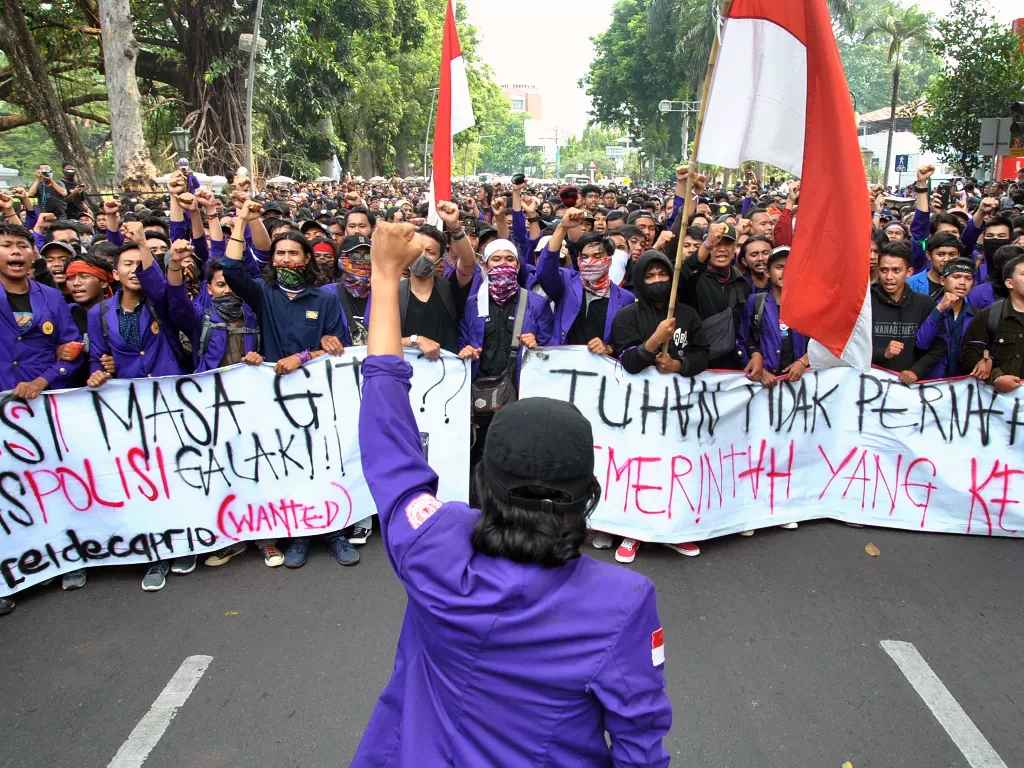Sejumlah mahasiswa dari Badan Eksekutif Mahasiswa (BEM) Keluarga Besar Mahasiswa (KBM) Universitas Pakuan melakukan aksi unjuk rasa di Balaikota Bogor, Jawa Barat, Selasa (24/9). (Antara/Arif Firmansyah).