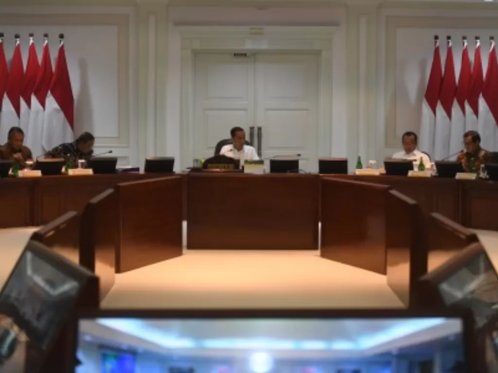 Presiden Joko Widodo (tengah) memimpin rapat kabinet terbatas (ratas) di Kantor Presiden. (Antara/Akbar Nugroho Gumay)