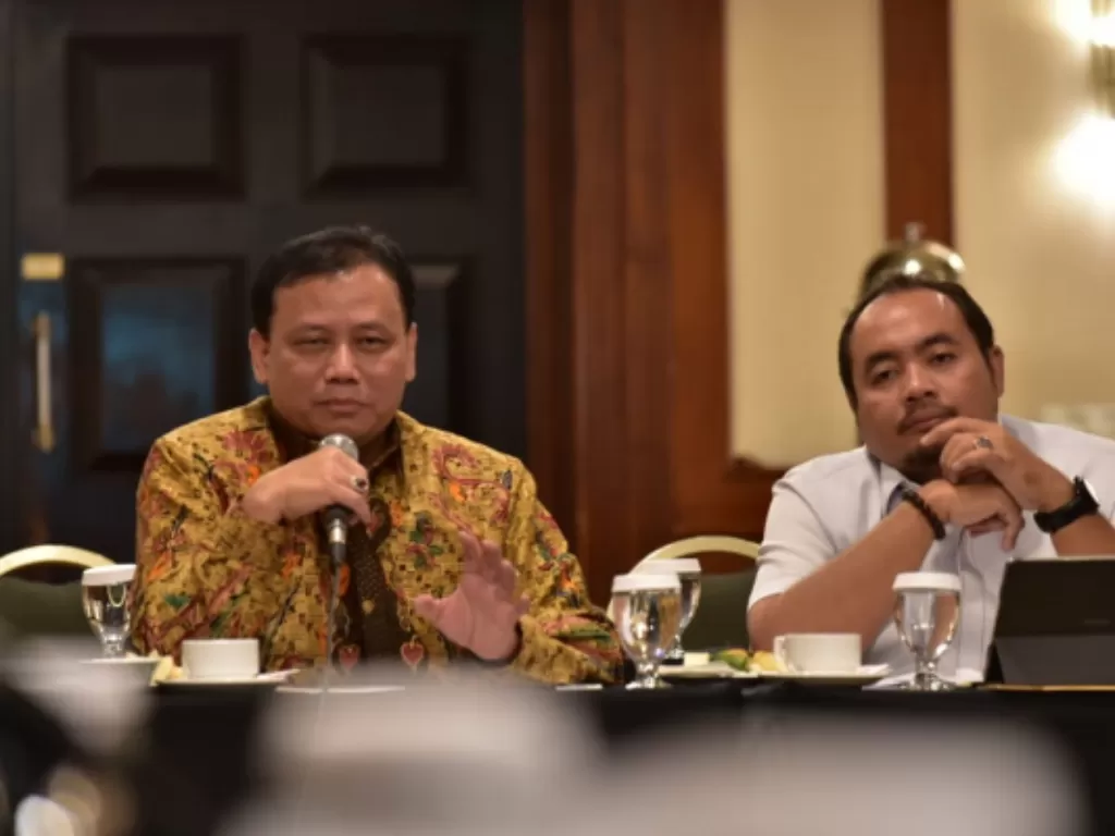 Ketua Bawaslu Abhan (kiri) dan Anggota Bawaslu M Afifuddin saat menjadi narasumber dalam Forum Group Discussion Pemetaan Permasalahan Hukum Perbawaslu Tentang Pengawasan Tahapan Pencalonan Pilkada 2020 di Jakarta. (Bawaslu/Jaa Rizka Pradana)