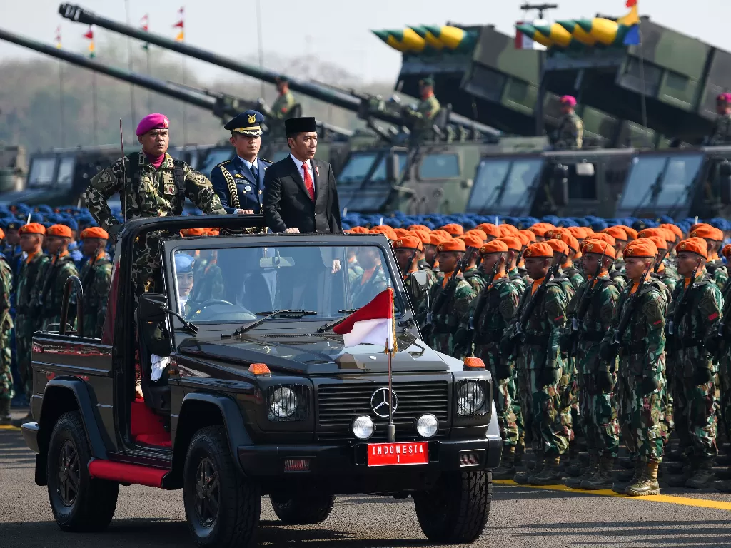 Presiden Joko Widodo saat menginspeksi pasukan dalam Upacara HUT ke-74 TNI. (antara foto/M Risyal Hidayat)