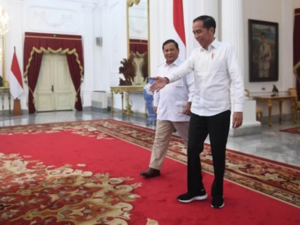 Presiden Joko Widodo (kanan) berjalan bersama Ketua Umum Partai Gerindra Prabowo Subianto (kiri) usai melakukan pertemuan di Istana Merdeka, Jakarta, Jumat (11/10). (Antara/Akbar Nugroho Gumay)