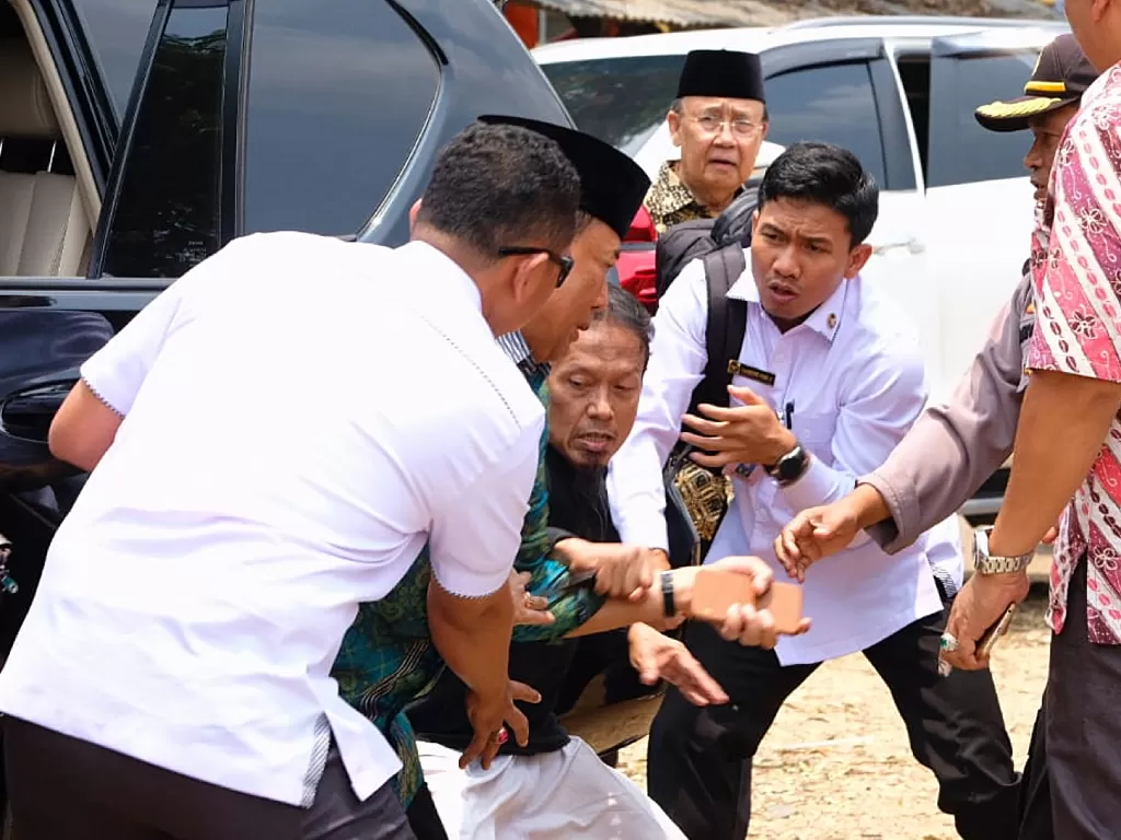 Menkopolhukam Wiranto (kedua kiri) diserang orang tak dikenal dalam kunjungannya di Pandeglang, Banten, Kamis (10/10/2019). (Antara/Dok Polres Pandeglang)