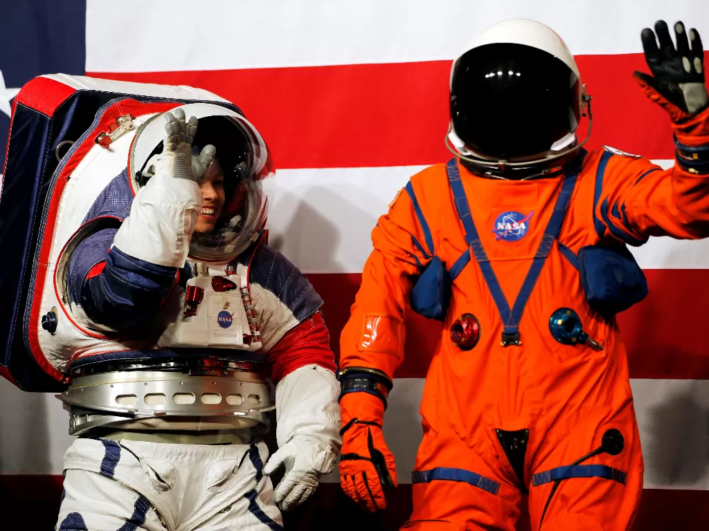 NASA pamerkan pakaian antariksa prototipe untuk dikenakan astronot di bulan, Washington, Selasa (15/10). (Reuters/Carlos Jasso)