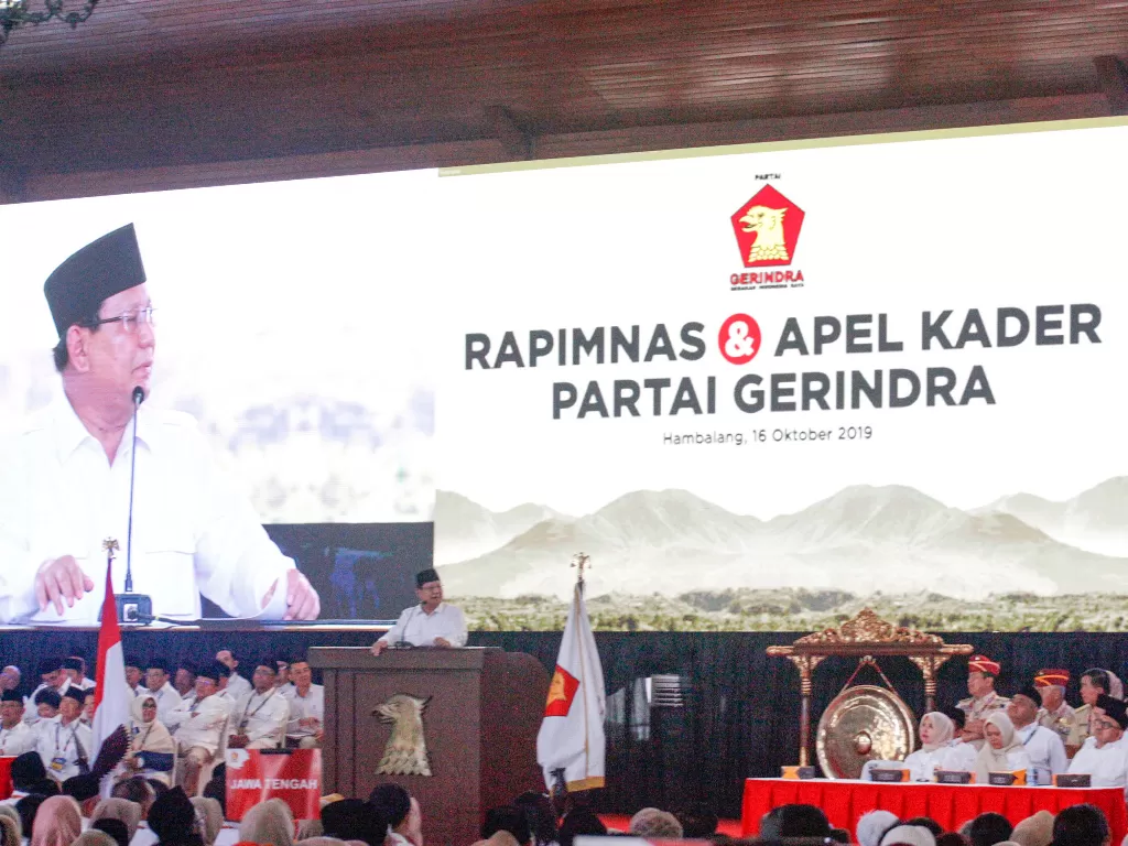 Ketua umum Partai Gerindra Prabowo Subianto memberikan pidato politik pada Rapimnas Partai Gerindra di Hambalang, Kabupaten Bogor, Jawa Barat, Rabu (16/10). (Antara/Yulius Satria Wijaya)
