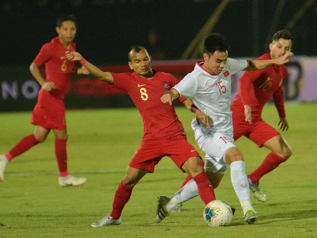 Riko Simanjuntak (kedua kiri) berebut bola dengan pesepak bola Timnas Vietnam dalam pertandingan tersebut Indonesia kalah 1-3. (Antara Foto/Nyoman Budhiana)