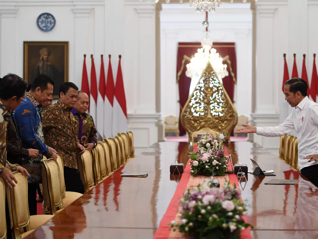 Presiden Joko Widodo (kanan) menerima Ketua MPR Bambang Soesatyo (kedua kiri) bersama wakil pimpinan MPR di Istana Merdeka, Jakarta, Rabu (16/10). (Antara/Wahyu Putro A)