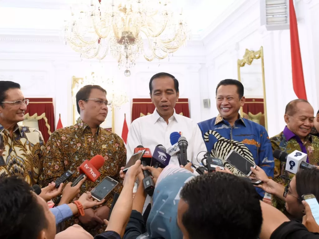 Presiden Joko Widodo (tengah) bersama para pimpinan MPR menjawab pertanyaan wartawan di Istana Merdeka, Rabu (16/10). (Sekretariat Presiden/Muchlis Jr).