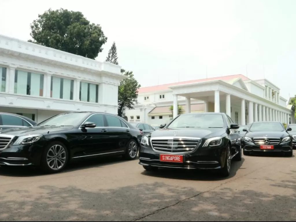Sejumlah kendaraan Mercedes-Benz dipamerkan di halaman Istana Negara, Jakarta, Kamis (17/10). (Antara/Bayu Prasetyo)