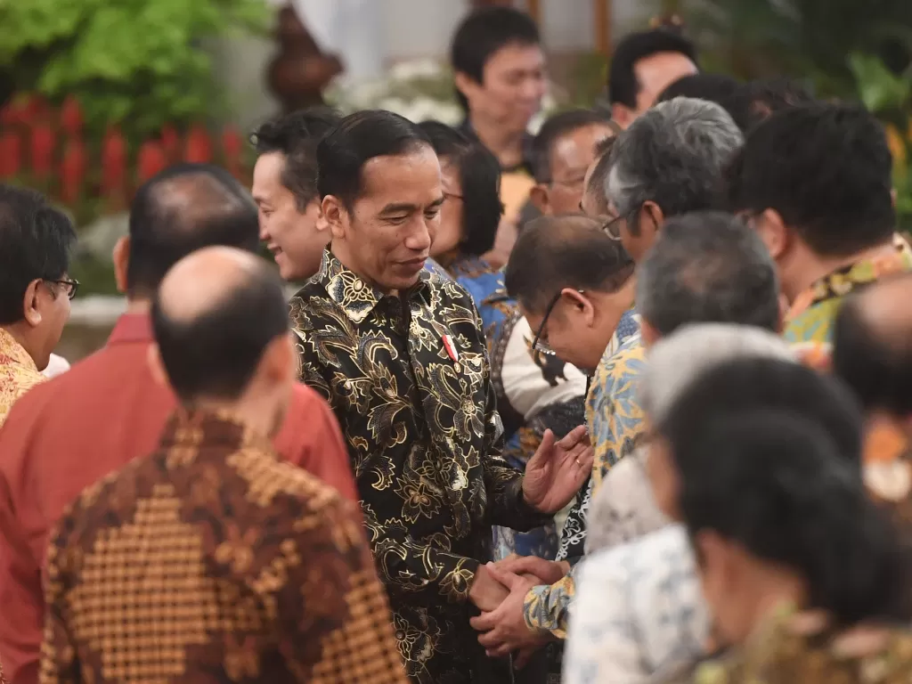 Presiden Jokowi (tengah) berjabat tangan dengan sejumlah menteri dalam acara silaturahmi kabinet kerja di Istana Negara, Jakarta, Jumat (18/10). (Antara/Akbar Nugroho Gumay)