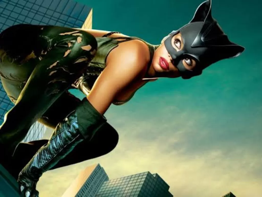 Halle Berry saat memerankan Catwoman (Twitter @ImUcm)