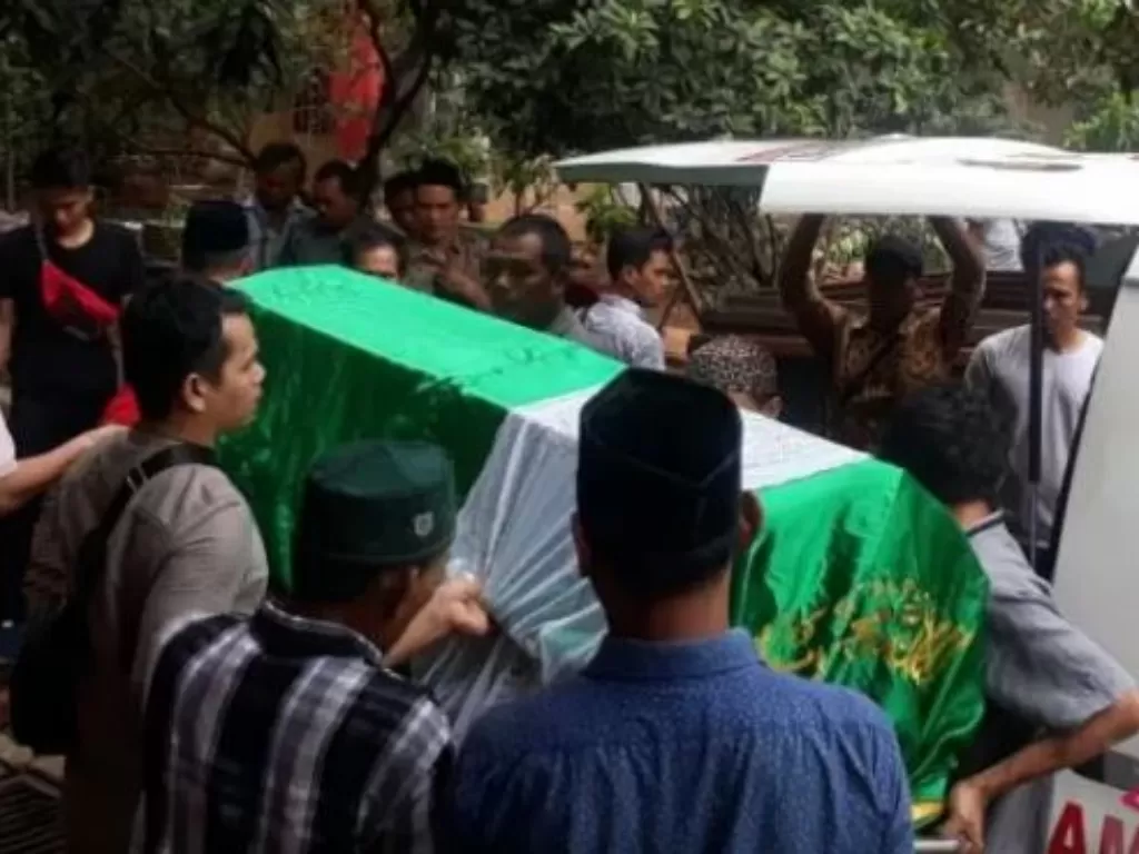 Jenazah balita berusia empat tahun yang tewas setelah terjatuh dari lantai 7 Rusunawa Tambora dibawa ke pemakaman, Jumat (18/10). (Antaranews/Devi Nindy)