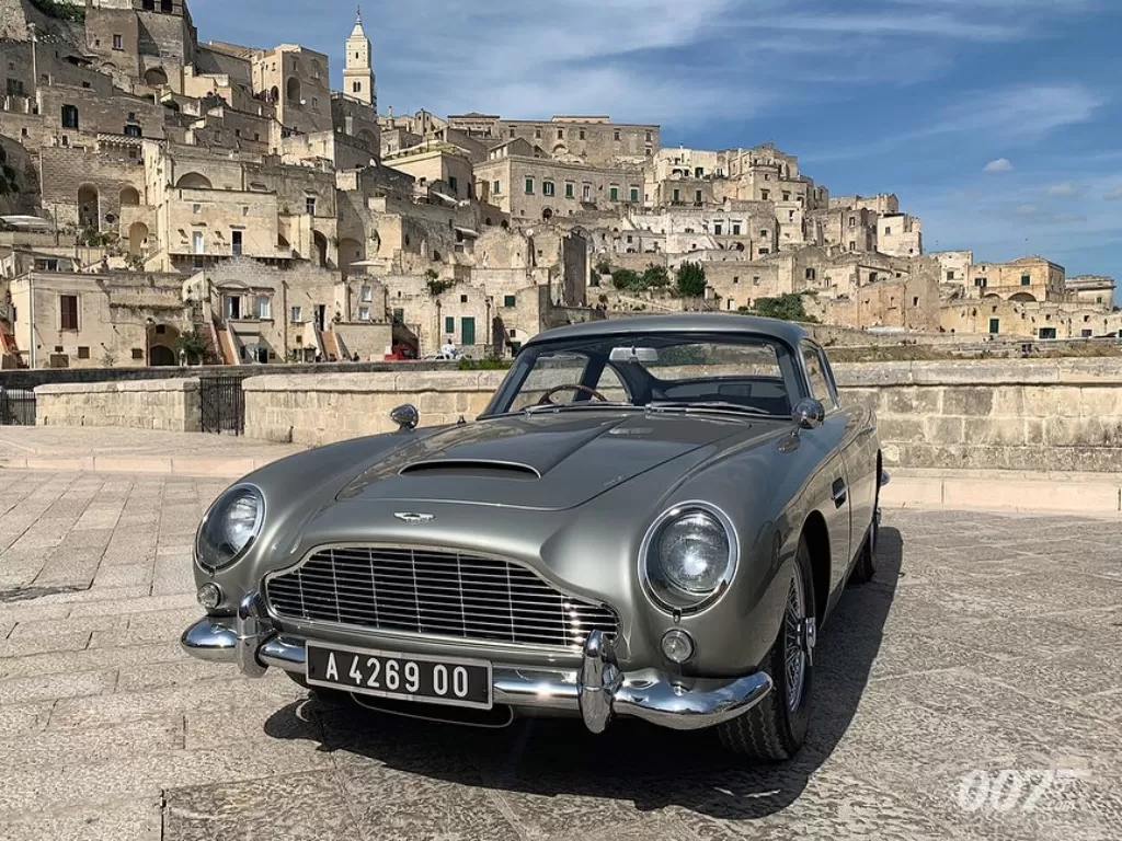 Mobil paling ikonik dari James Bond, Aston Martin DB5. (Instagram/@007)