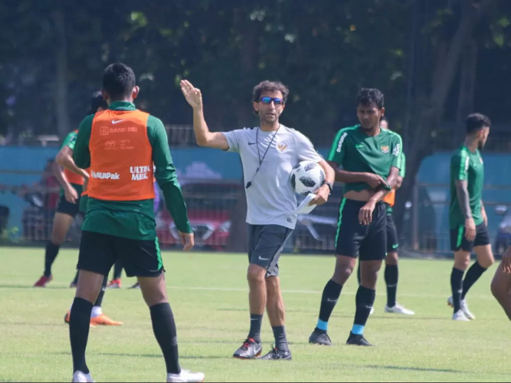Luis Milla (tengah) ketika melatih timnas Indonesia (Instagram/@luismillacoach).
