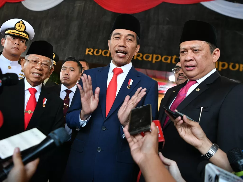 Presiden Joko Widodo bersama Wakil Presiden Ma'ruf Amin dan Ketua MPR Bambang Soesatyo (kanan) memberikan keterangan kepada wartawan, Minggu (20/10). (Antara/Sigid Kurniawan)