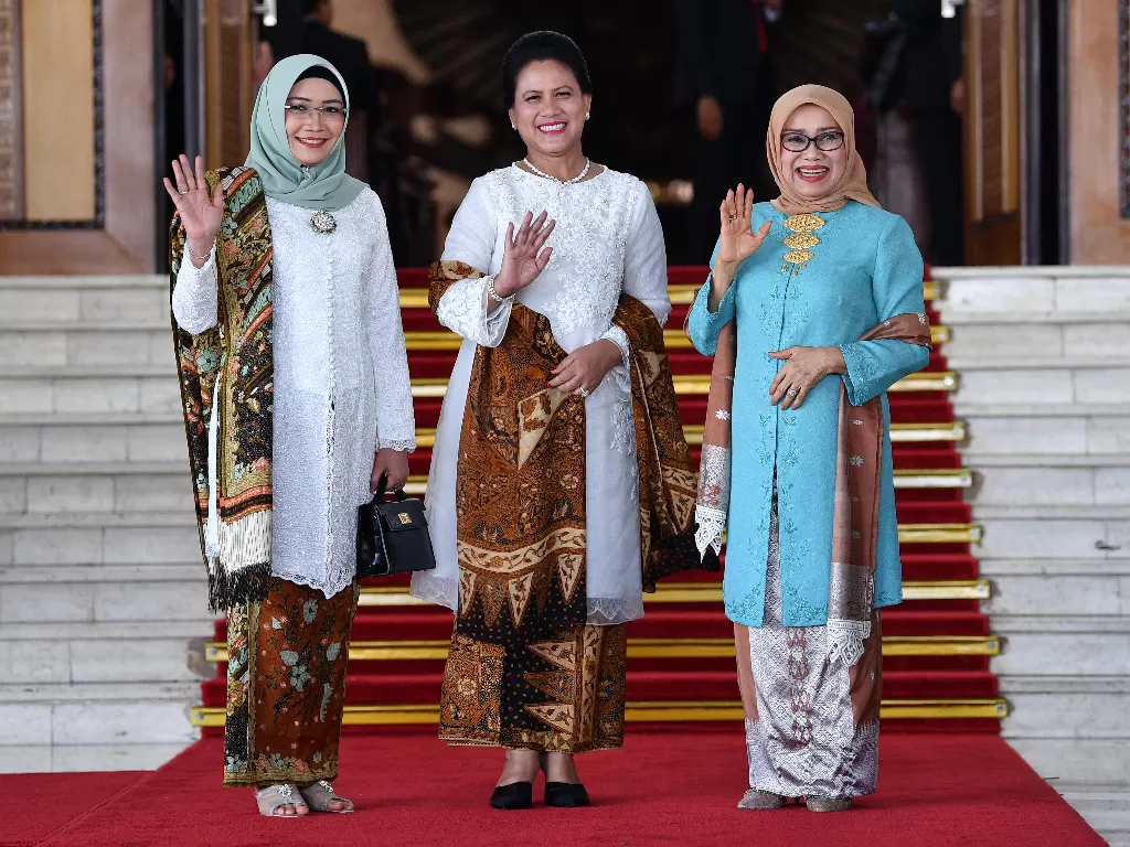 Ibu Negara Iriana Joko Widodo (tengah) bersama Ibu Mufidah Jusuf Kalla (kanan) dan Ibu Wuri Estu Handayani Ma'ruf Amindi Gedung Nusantara, kompleks Parlemen, Senayan, Jakarta, Minggu (20/10/2019).(ANTARA FOTO/Sigid Kurniawan/aww)