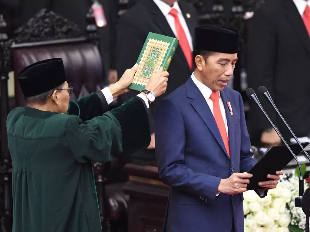 Presiden Joko Widodo mengucapkan sumpah saat dilantik menjadi presiden periode 2019-2024 di Gedung Nusantara, kompleks Parlemen, Senayan, Jakarta, Minggu (20/10/2019). (ANTARA FOTO/Akbar Nugroho Gumay/pras).