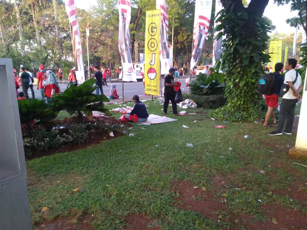 Sampah nampak berserakan di area taman tempat berlangsungnya Pesta Budaya Nusantara yang digelar relawan Joko Widodo-Ma'ruf Amin, Minggu (20/10). (Indozone/Sigit Nugroho)