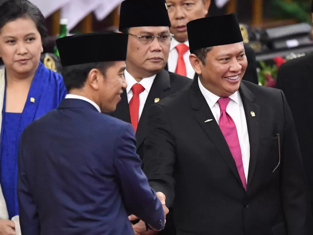 Presiden Joko Widodo berjabat tangan dengan Ketua MPR Bambang Soesatyo. (Antara/Akbar Nugroho Gumay)