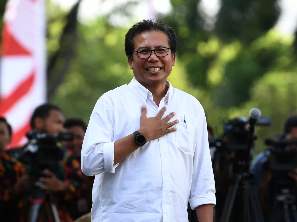Komisaris Utama Adhi Karya, Fadjroel Rachman, meninggalkan Kompleks Istana Kepresidenan, Jakarta, Senin (21/10). (Antara/Wahyu Putro)