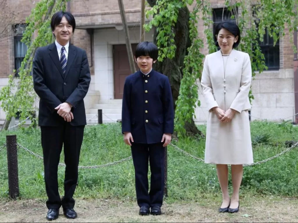 Pangeran Hisahito (tengah) dengan kedua orangtuanya (REUTERS/Koji Sasahara)