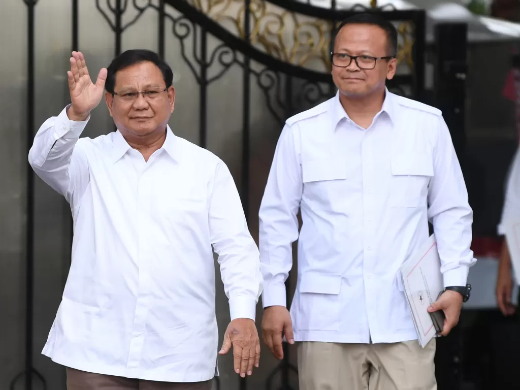 Ketua Umum Partai Gerindra Prabowo Subianto (kanan) didampingi Wakil Ketua Umum Edhy Prabowo melambaikan tangan saat meninggalkan kompleks Istana Kepresidenan, Jakarta, Senin (21/10). (Antara/Wahyu Putro A)