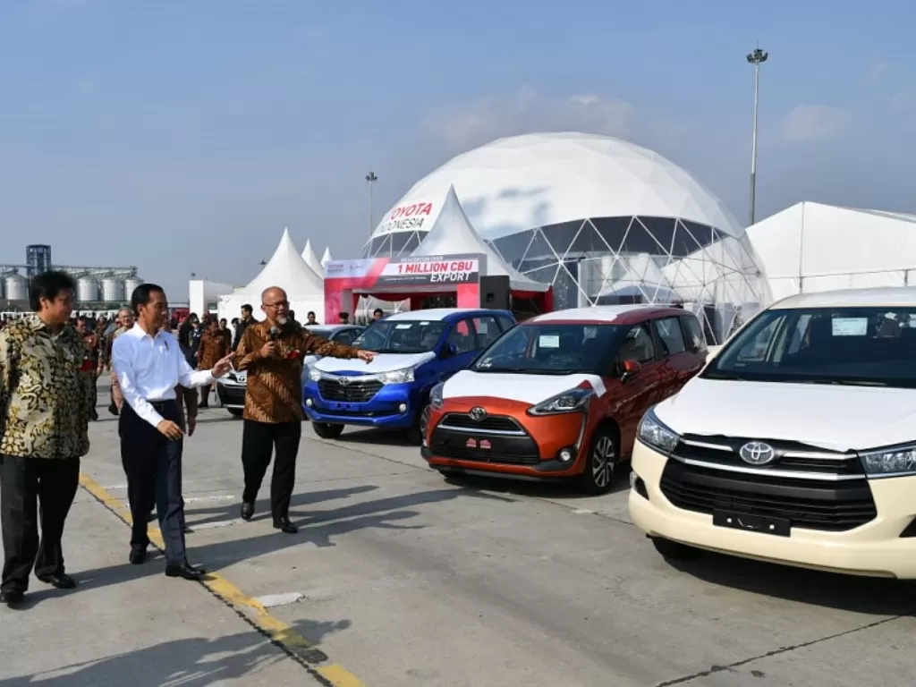 Presiden Jokowi (tengah) meninjau acara Toyota (Dok. Toyota)