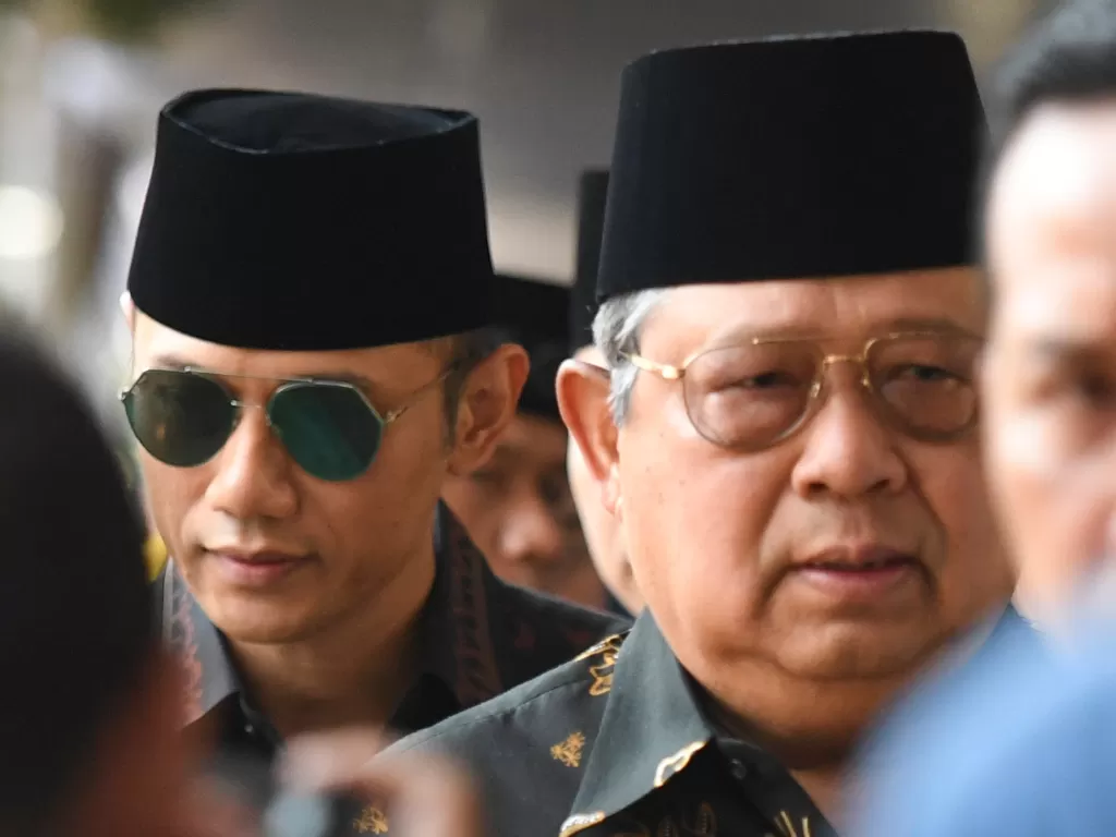 Presiden ke-6 RI, Susilo Bambang Yudhoyono, didampingi putranya Agus Harimurti Yudhoyono. Partai demokrat disebut tidak masuk rencana Presiden Jokowi (Antara/Hafidz Mubarak A).