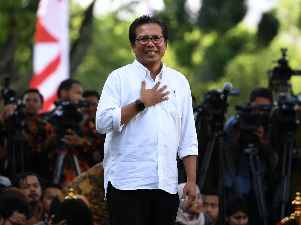 Komisaris Utama Adhi Karya Fadjroel Rachman meninggalkan Kompleks Istana Kepresidenan, Jakarta, Senin (21/10). (Antara/Wahyu Putro A)