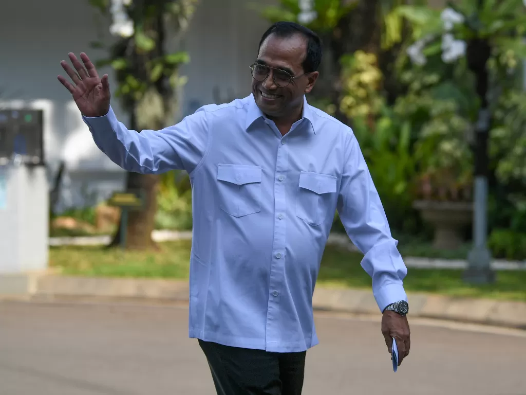 Mantan Menteri Perhubungan Budi Karya Sumadi tiba di Kompleks Istana Kepresidenan di Jakarta, Selasa (22/10/2019). (ANTARA FOTO/Wahyu Putro A/hp)