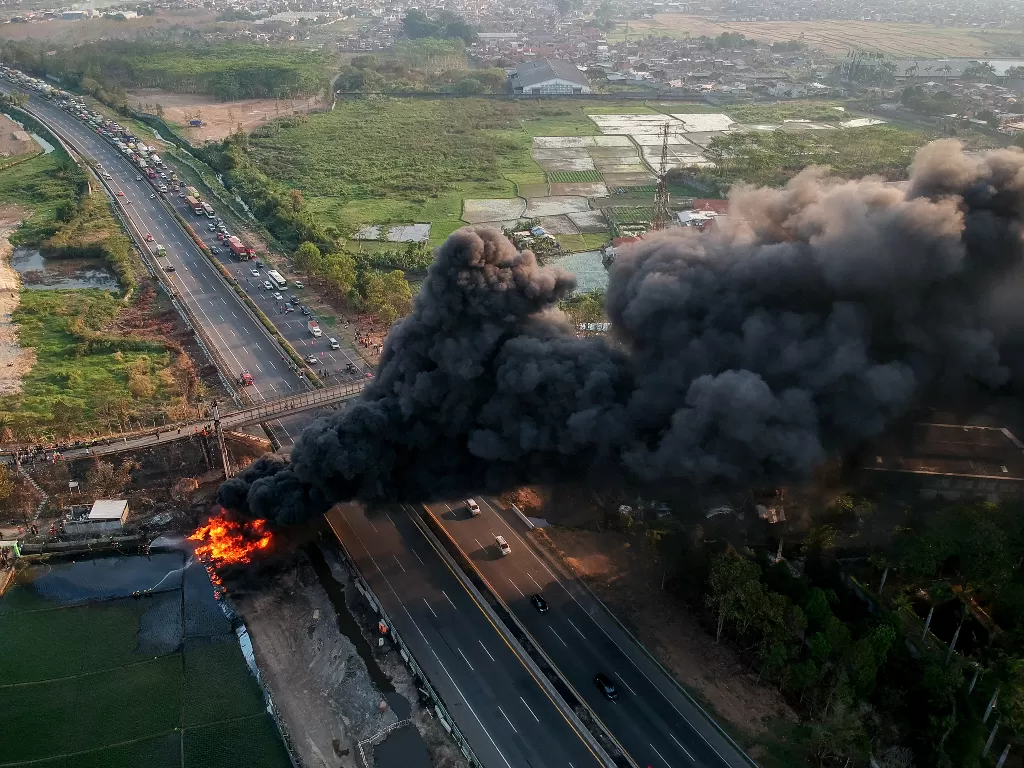 Foto udara kebakaran pipa minyak milik PT Pertamina di Melong, Cimahi, Jawa Barat, Selasa (22/10). (Antara/Raisan Al Farisi)