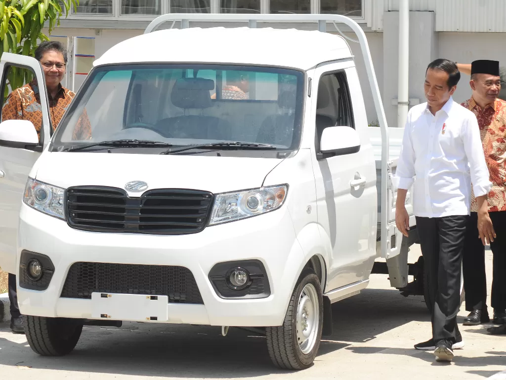 Presiden Joko Widodo (kanan) didampingi Airlangga Hartarto (kiri) mengamati salah satu produk mobil keluaran pabrik mobil Esemka, di Boyolali, Jawa Tengah, Jumat (6/9). (Antara/Aloysius Jarot)