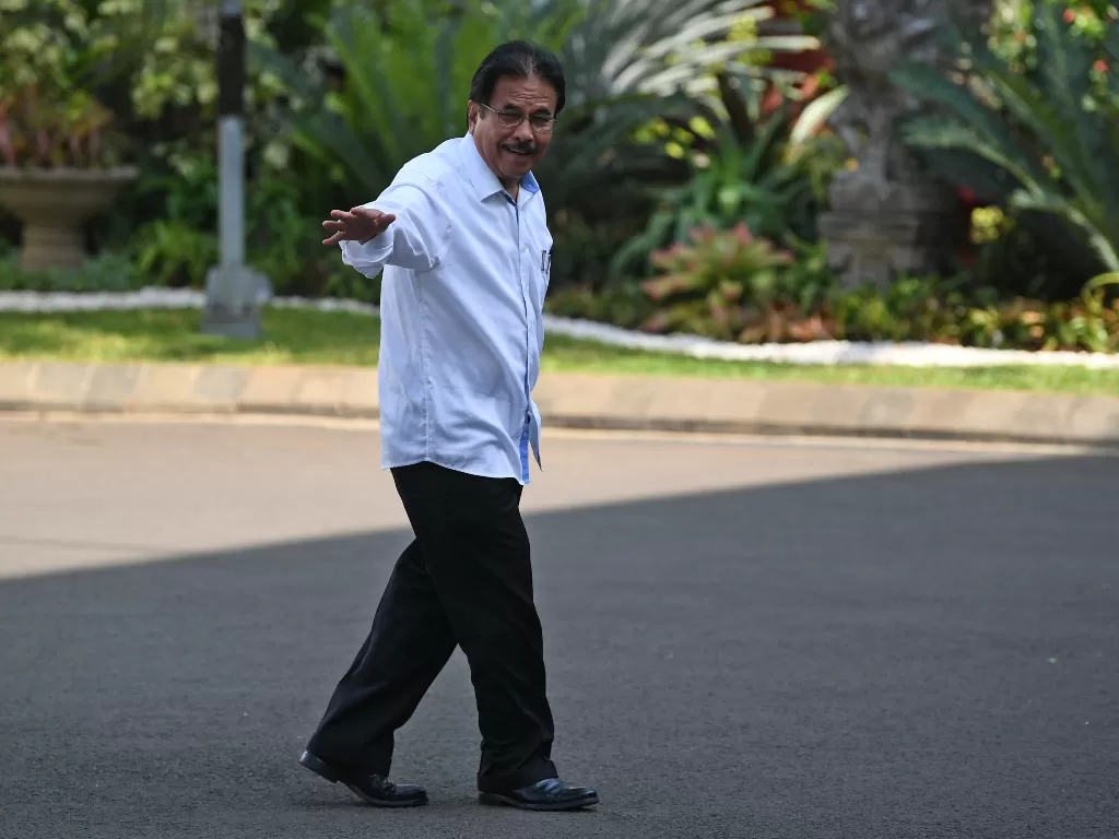 Menteri Agraria dan Tata Ruang/Badan Pertanahan Nasional (ATR/BPN) Sofyan Djalil tiba di Kompleks Istana Kepresidenan di Jakarta, Selasa (22/10). (Antara/Puspa Perwitasari)