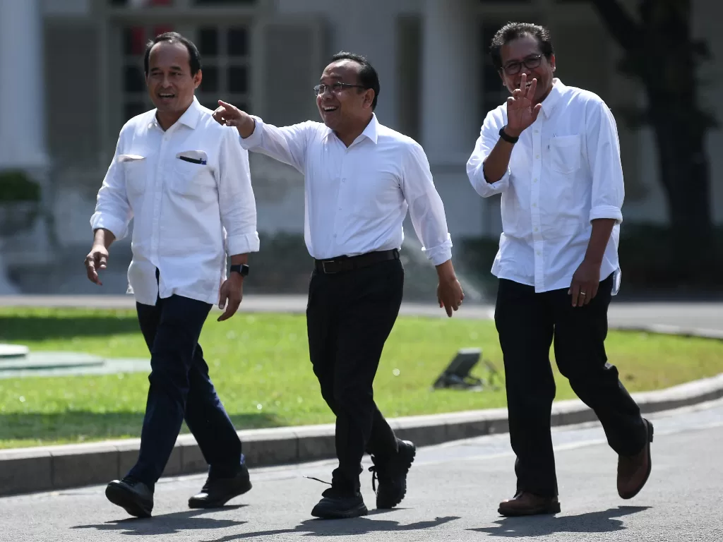Menteri Sekretaris Negara Kabinet Kerja 2014-2019 Pratikno (tengah) bersama Komisaris Utama Adhi Karya Fadjroel Rachman (kanan) dan mantan Staf Khusus Presiden Nico Harjanto. (Antara/Wahyu Putro)
