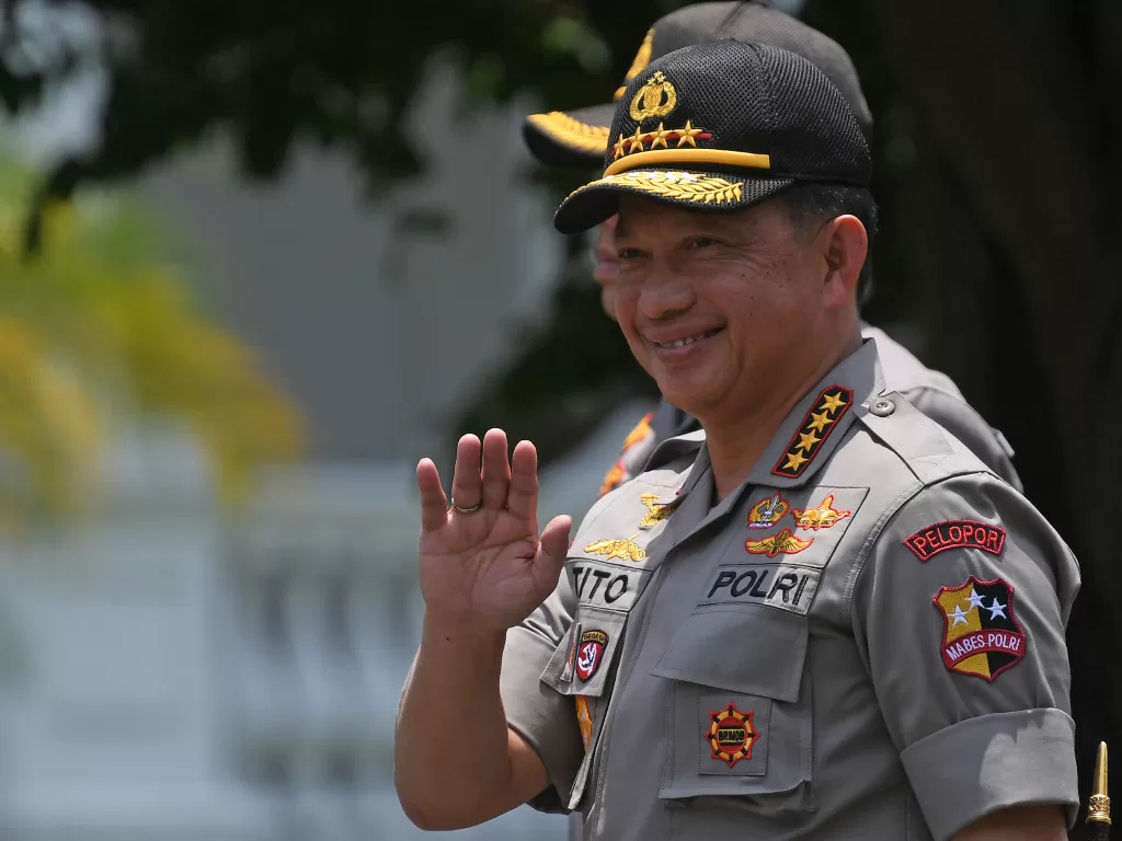 Kapolri Jenderal Pol Tito Karnavian melambaikan tangan saat berjalan memasuki Kompleks Istana Kepresidenan di Jakarta, Senin (21/10). (Antara/Wahyu Putro A)