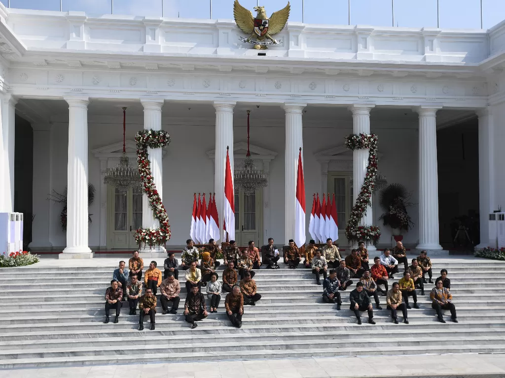  Presiden Joko Widodo didampingi Wapres Ma'ruf Amin memperkenalkan jajaran menteri Kabinet Indonesia Maju di tangga veranda Istana Merdeka, Jakarta, Rabu (23/10/2019). (Antara/Wahyu Putro)