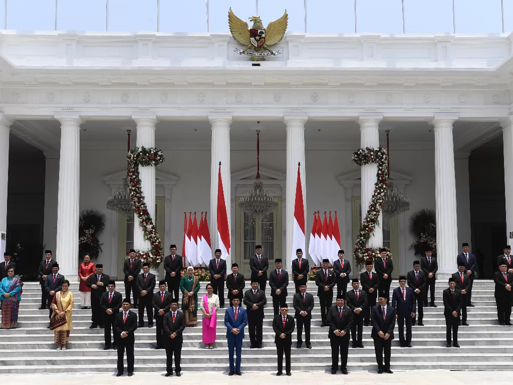 Presiden Joko Widodo didampingi Wapres Ma'ruf Amin berfoto bersama jajaran menteri Kabinet Indonesia Maju yang baru dilantik di tangga beranda Istana Merdeka, Jakarta, Rabu (23/10). (Antara/Puspa Perwitasari)