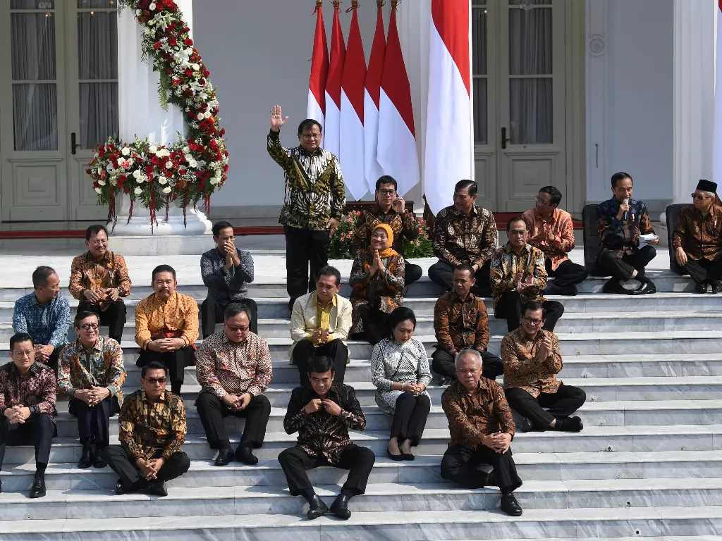 Presiden Joko Widodo dan Wapres Ma'ruf Amin memperkenalkan jajaran menteri Kabinet Kerja II di Istana Merdeka. (Antara/Wahyu Putro).