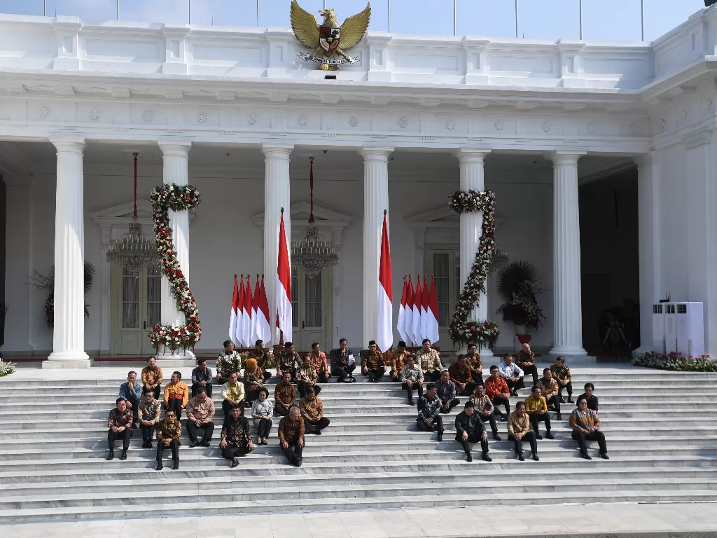 Presiden Joko Widodo didampingi Wapres Ma'ruf Amin memperkenalkan jajaran menteri Kabinet Kerja II di tangga Istana Merdeka (Antara/Wahyu Putro).