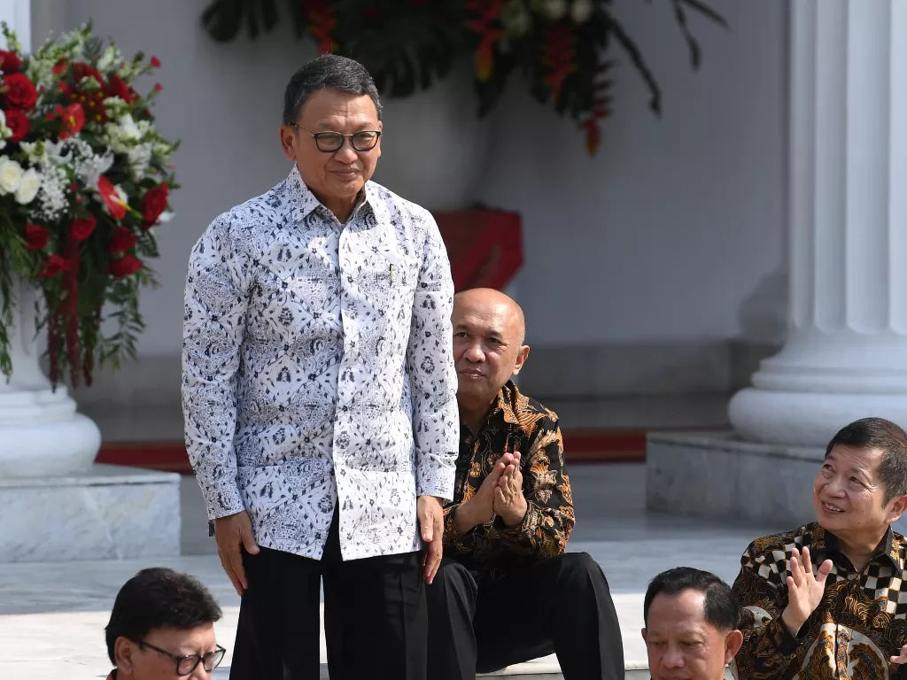  Arifin Tasrif diperkenalkan Presiden Joko Widodo sebagai Menteri ESDM saat pengumuman jajaran menteri Kabinet Indonesia Maju di tangga beranda Istana Merdeka, Jakarta, Rabu (23/10/2019). (Antara/Wahyu Putro A)