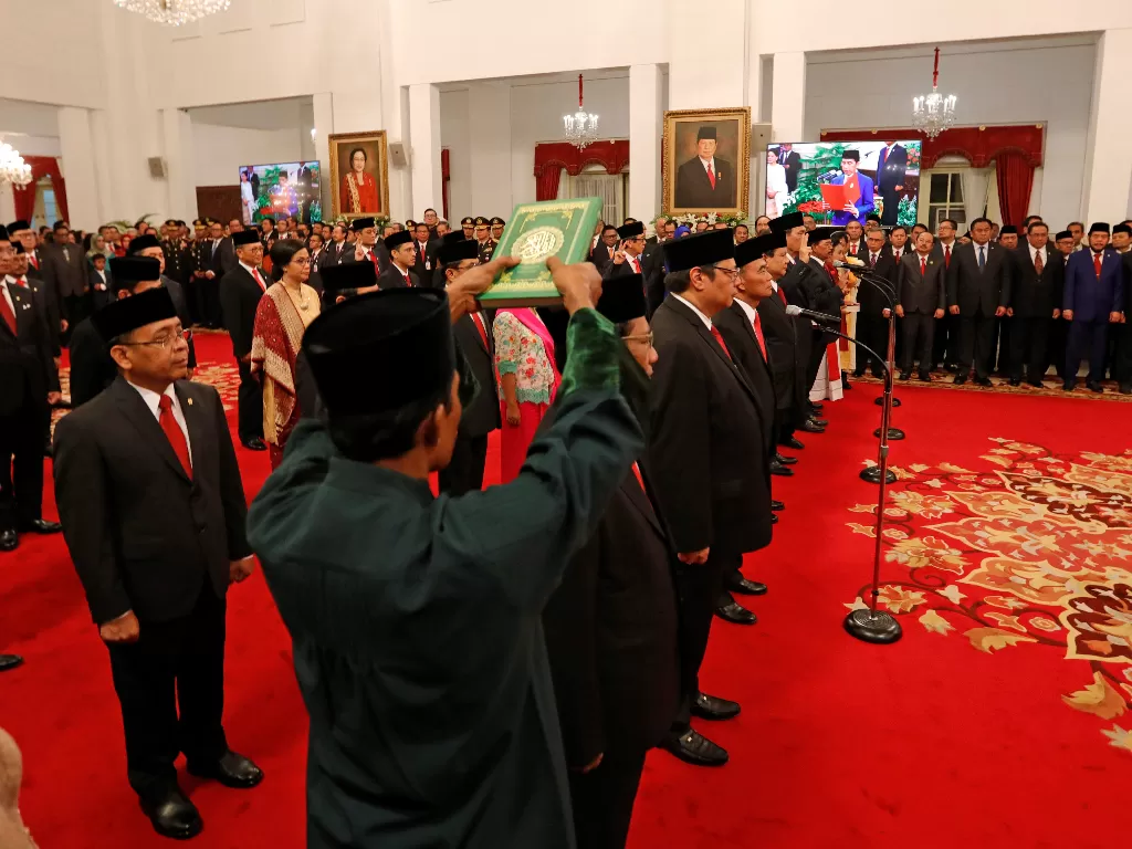 Pengambilan sumpah para menteri Kabinet Indonesia Maju. (Reuters/Willy Kurniawan)