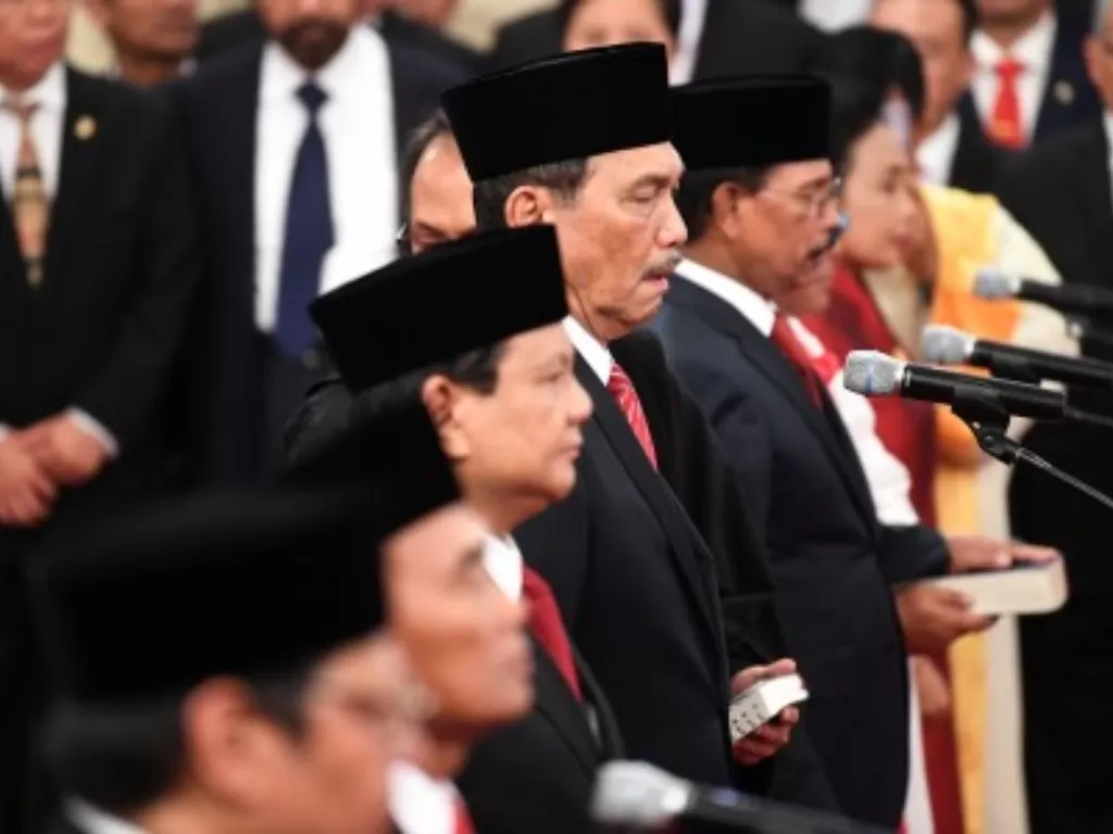 Sejumlah menteri Kabinet Indonesia Maju mengikuti upacara pelantikan yang dipimpin oleh Presiden Joko Widodo di Istana Negara, Jakarta, Rabu (23/10). (Antara/Wahyu Putro A)