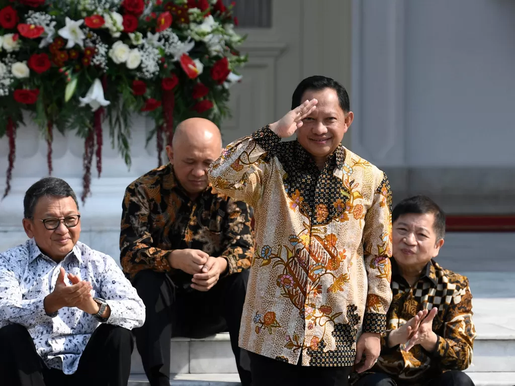 Mantan Kapolri Tito Karnavian (berdiri) memberi hormat saat diperkenalkan Presiden Joko Widodo sebagai Menteri Dalam Negeri saat pengumuman jajaran menteri Kabinet Indonesia Maju di Istana Merdeka, Jakarta, Rabu (23/10). (Antara/Puspa Perwitasari)