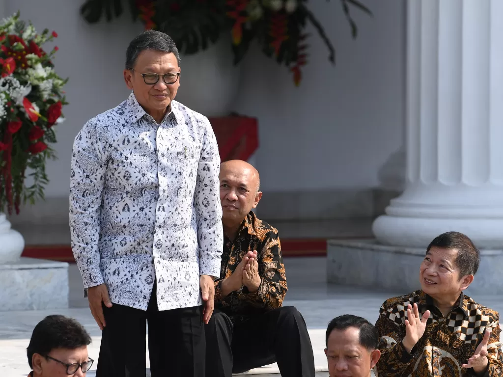 Arifin Tasrif diperkenalkan Presiden Joko Widodo sebagai Menteri ESDM saat pengumuman jajaran menteri Kabinet Indonesia Maju di tangga beranda Istana Merdeka, Jakarta, Rabu (23/10/2019). (ANTARA FOTO/Wahyu Putro A/foc)
