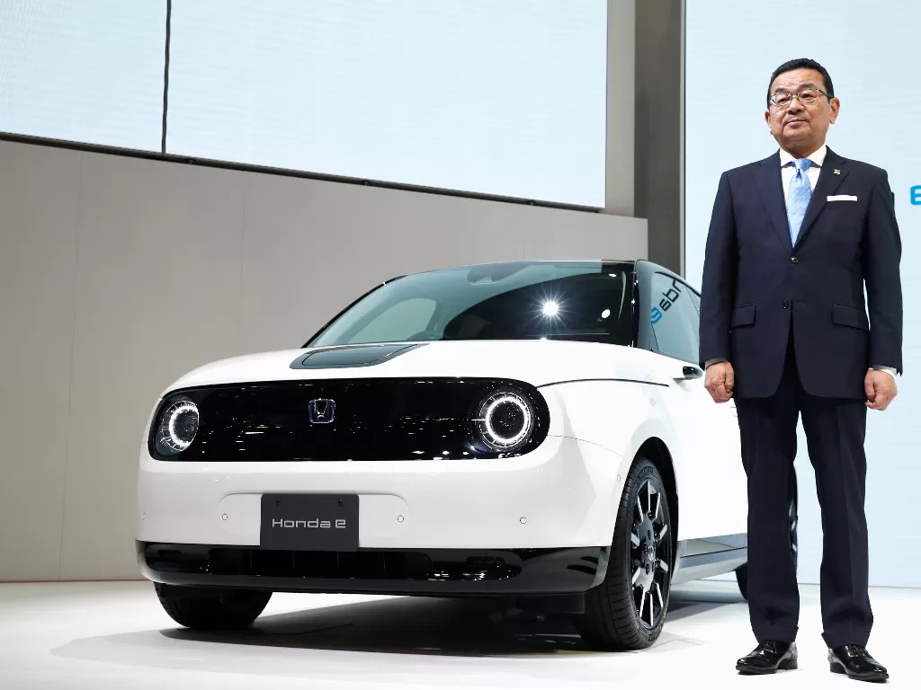 Presiden dan CEO Honda Takahiro Hachigo berpose di sebelah mobil listrik Honda e di Tokyo Motor Show, Jepang. (Reuters / Edgar Su)