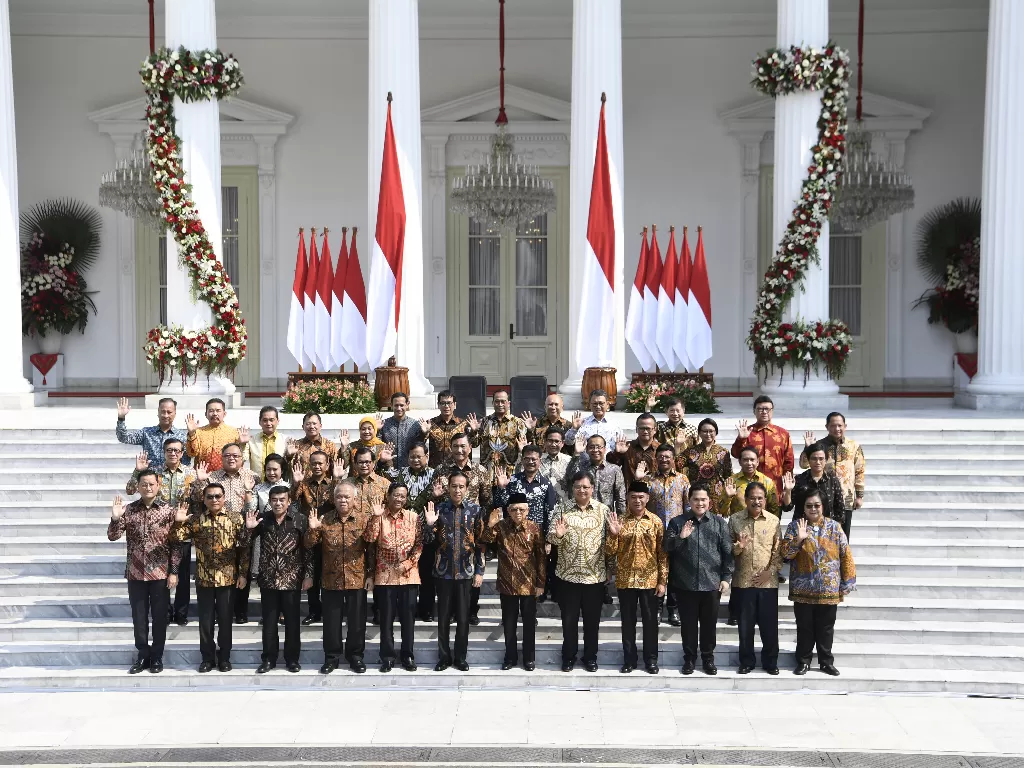 Presiden Joko Widodo didampingi Wapres Ma'ruf Amin berfoto dengan jajaran menteri Kabinet Indonesia Maju di tangga beranda Istana Merdeka, Jakarta, Rabu (23/10). (Antara/Puspa Perwitasari)