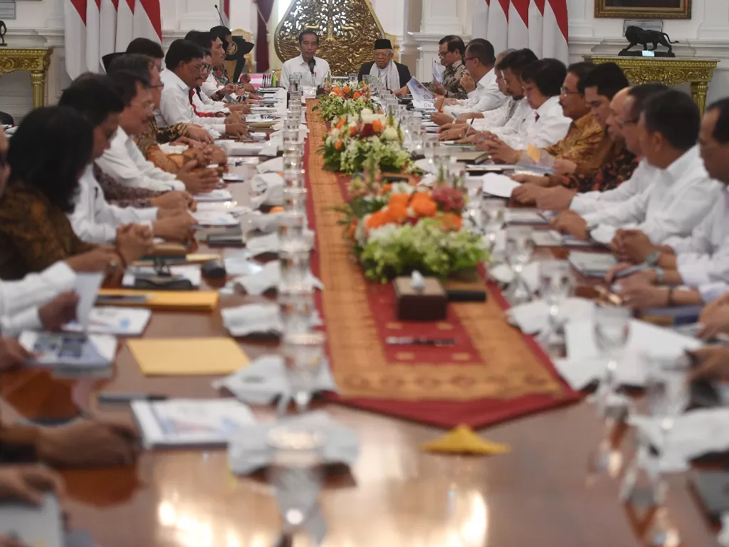Presiden Joko Widodo (kiri) didampingi Wakil Presiden Ma'ruf Amin (kanan) memimpin sidang kabinet paripurna di Istana Merdeka, Jakarta, Kamis (24/10/2019). (ANTARA FOTO/Akbar Nugroho Gumay/hp).