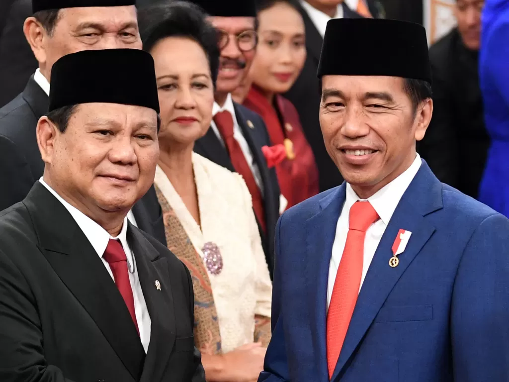 Preiden Joko Widodo bersama Menteri Pertahanan Prabowo Subianto usai pelantikan di Istana Negara, Rabu (23/10). (Antara/Wahyu Putro)