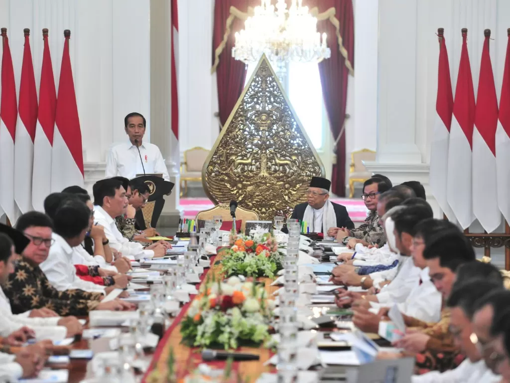 Presiden Jokowi menyampaikan arahan pada sidang kabinet paripurna perdana, di Istana Merdeka, Jakarta, Kamis (24/10/2019).(Foto: JAY/Humas) .
